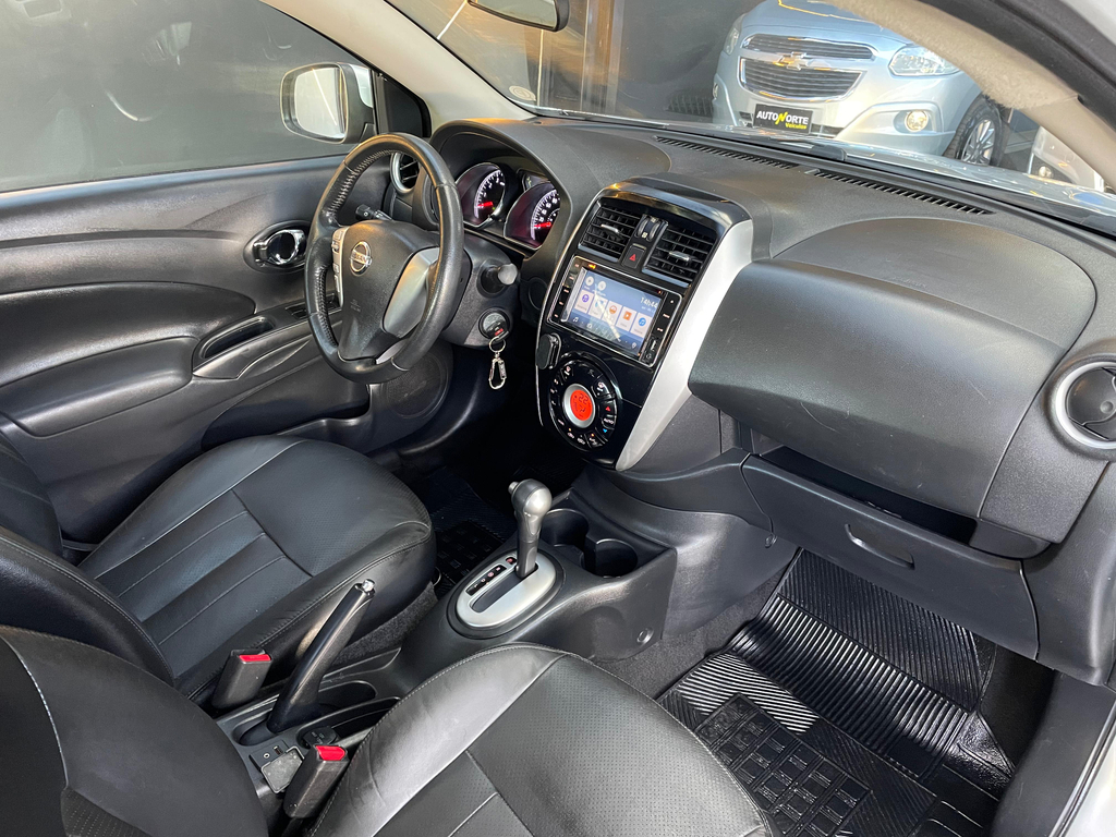 Nissan Versa Prata