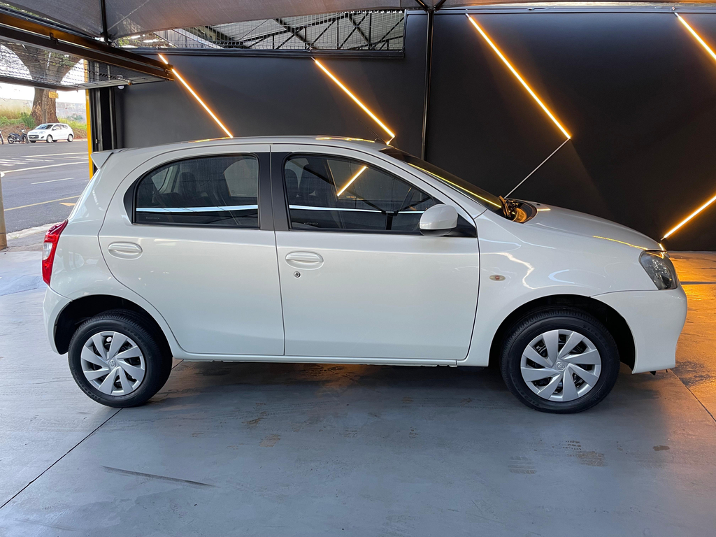 Toyota ETIOS Branco