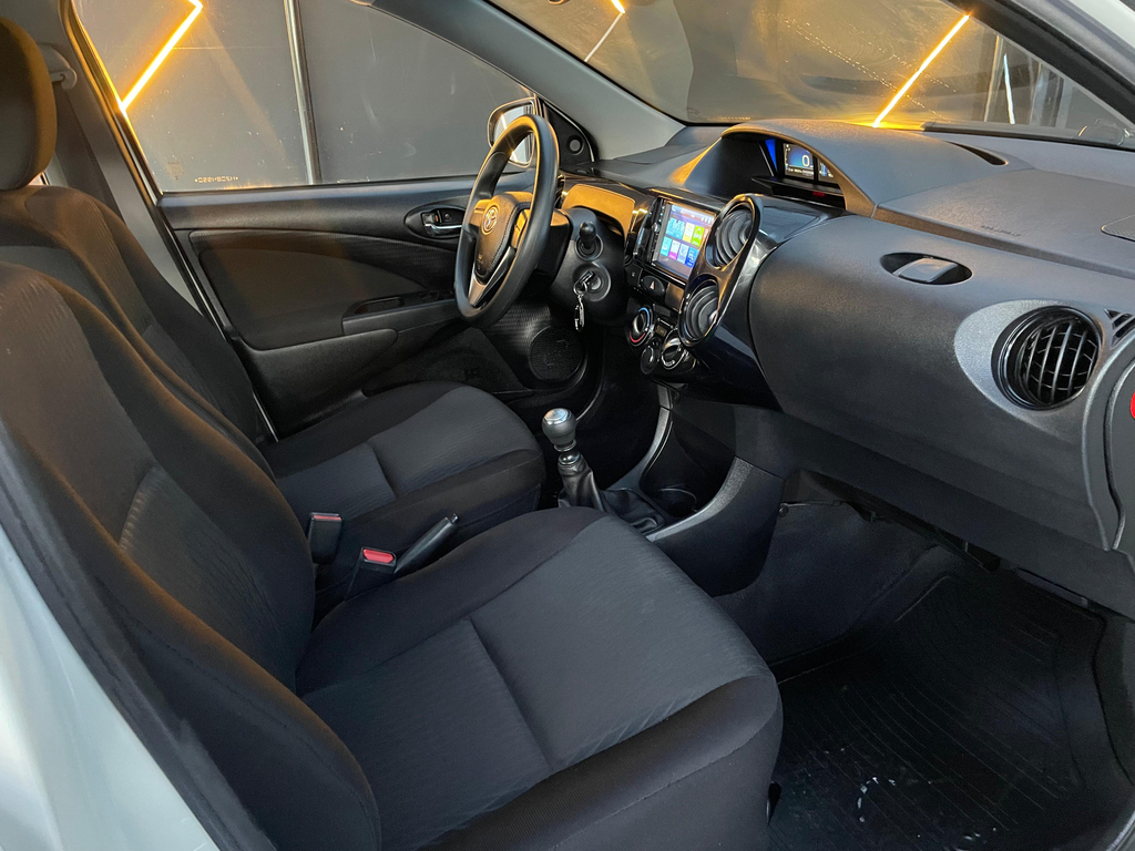 Toyota ETIOS Branco