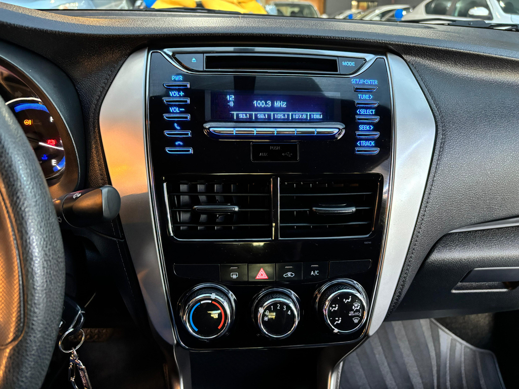 Toyota Yaris Sedan Cinza