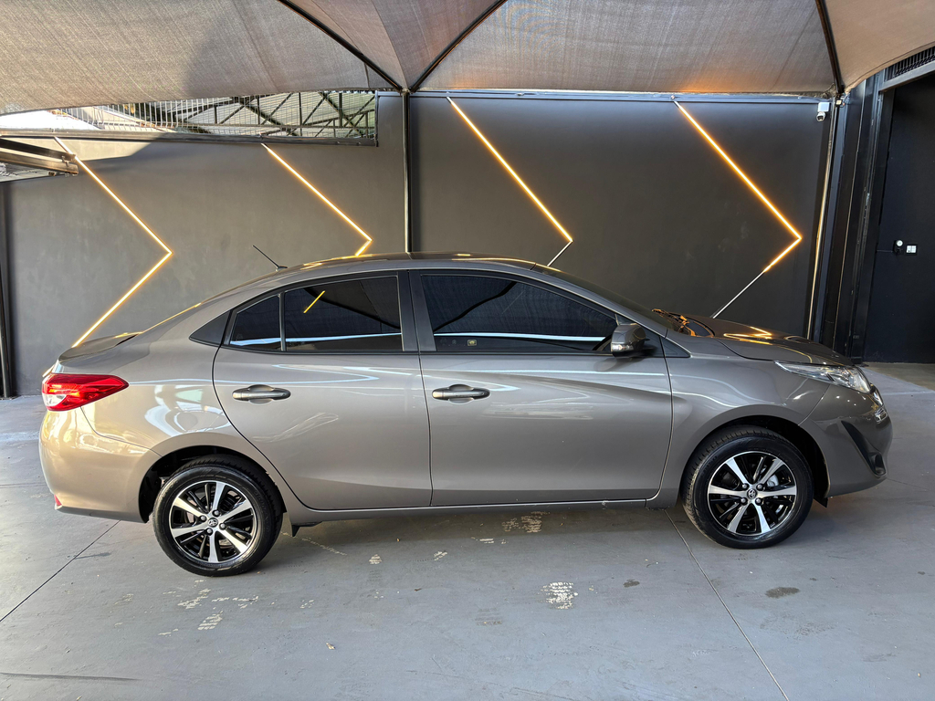 Toyota Yaris Sedan Cinza