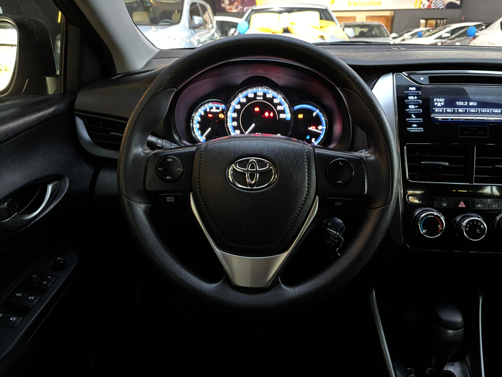Toyota Yaris Sedan Cinza