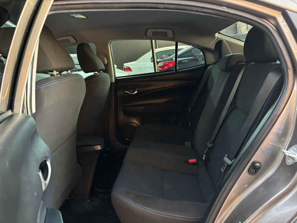 Toyota Yaris Sedan Cinza