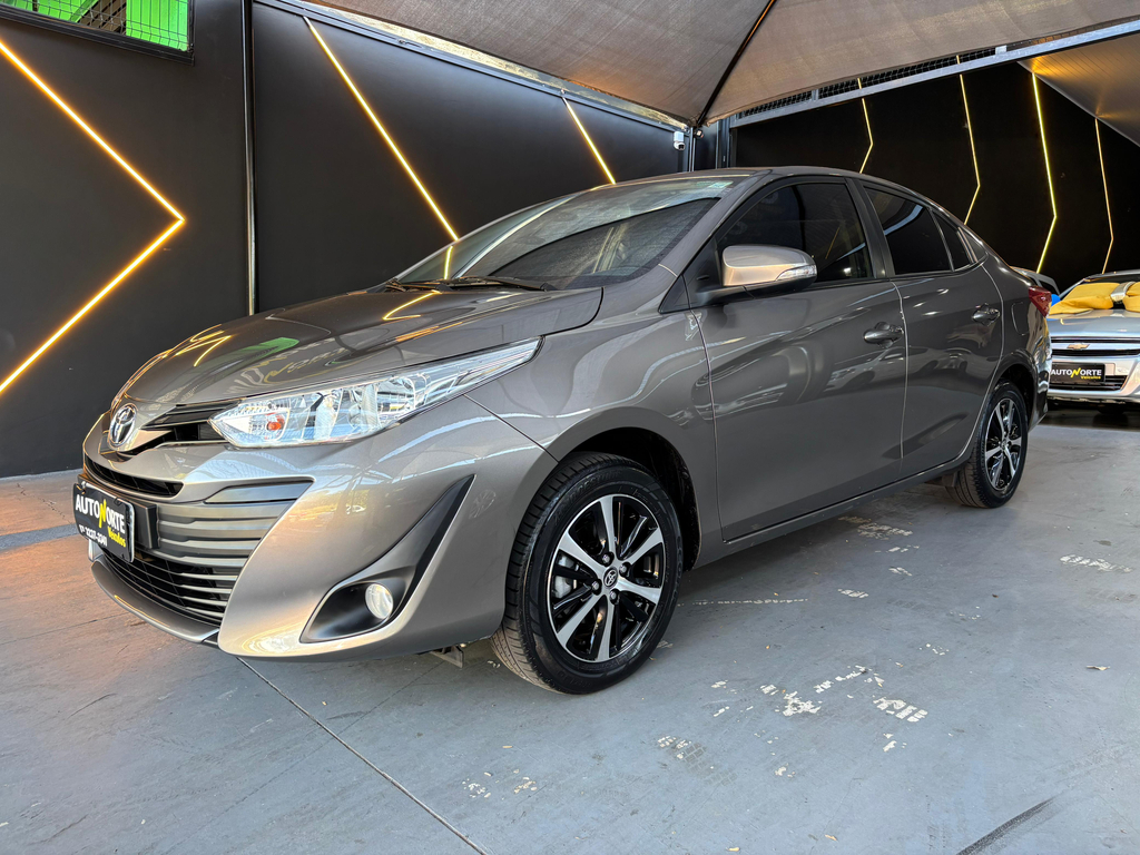 Toyota Yaris Sedan Cinza