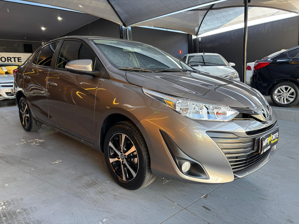 Toyota Yaris Sedan Cinza