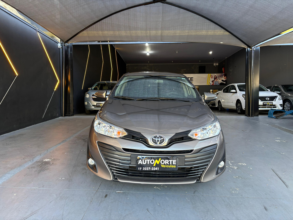 Toyota Yaris Sedan Cinza