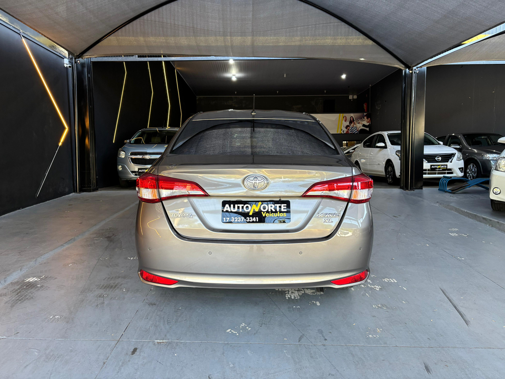 Toyota Yaris Sedan Cinza