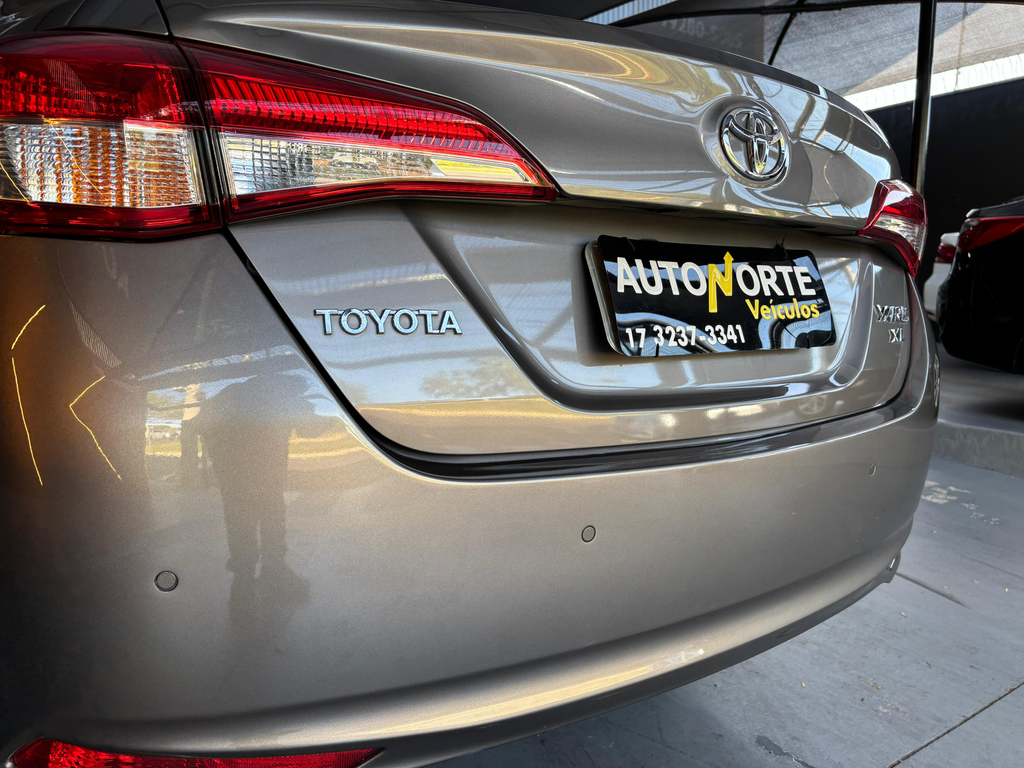 Toyota Yaris Sedan Cinza