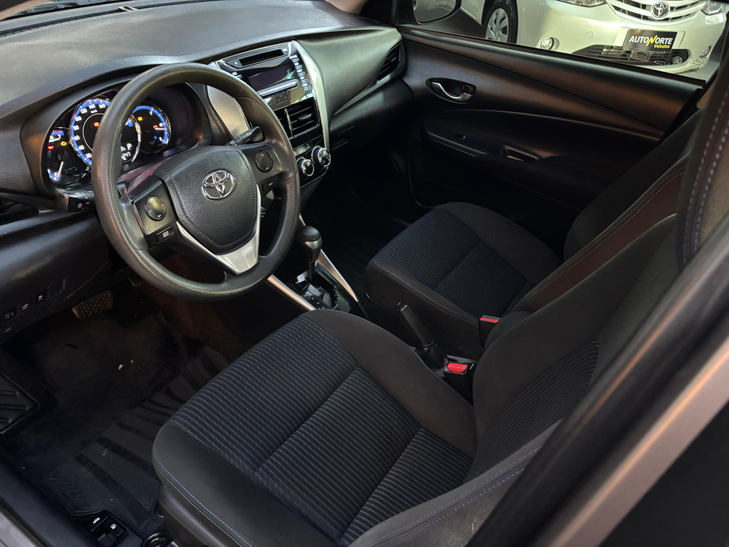 Toyota Yaris Sedan Cinza