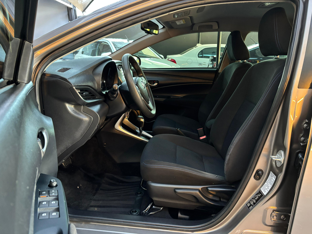 Toyota Yaris Sedan Cinza
