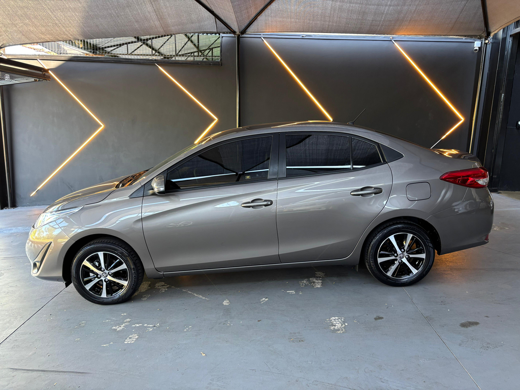 Toyota Yaris Sedan Cinza