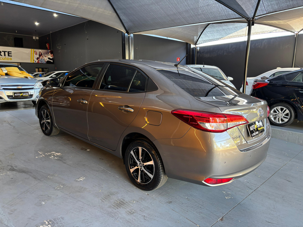Toyota Yaris Sedan Cinza