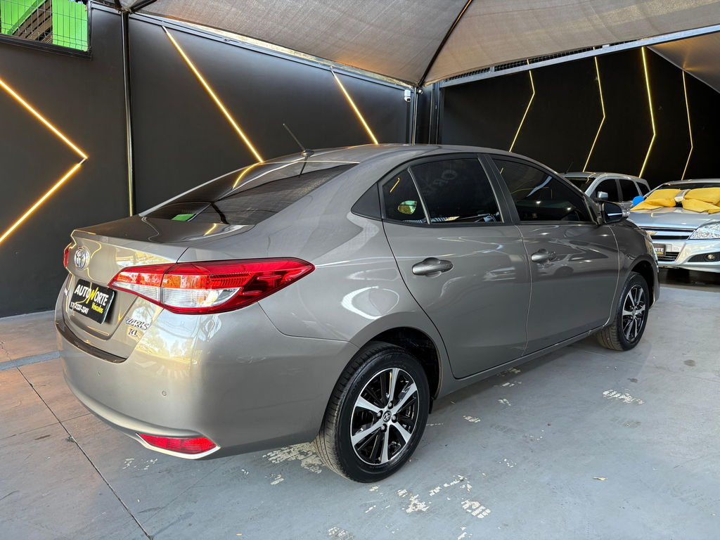 Toyota Yaris Sedan Cinza