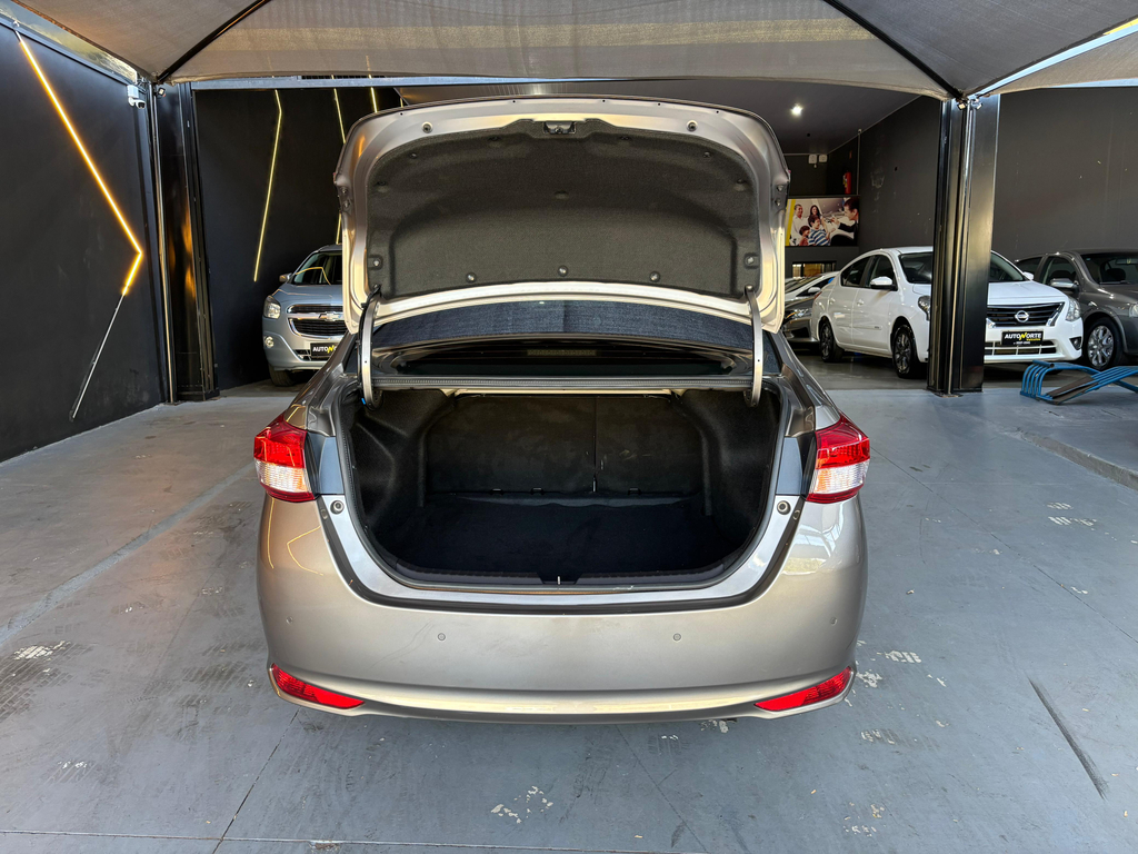Toyota Yaris Sedan Cinza