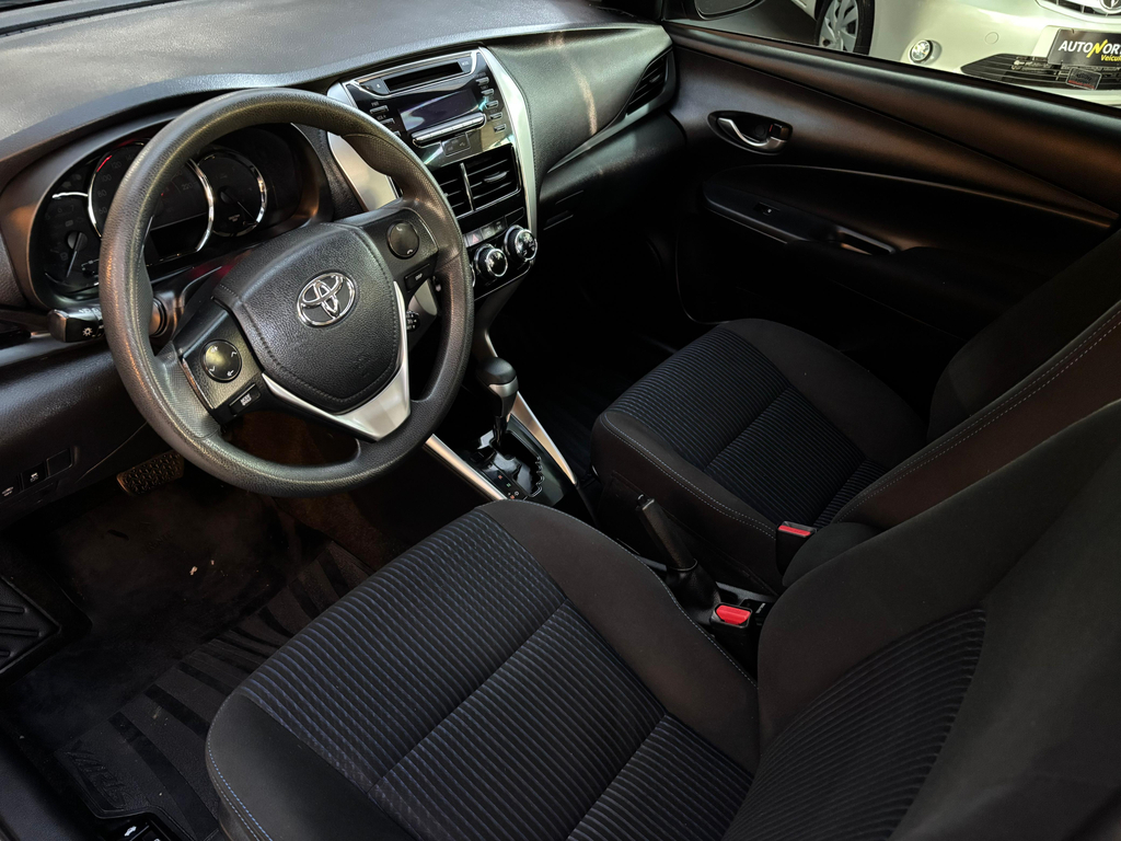 Toyota Yaris Sedan Cinza