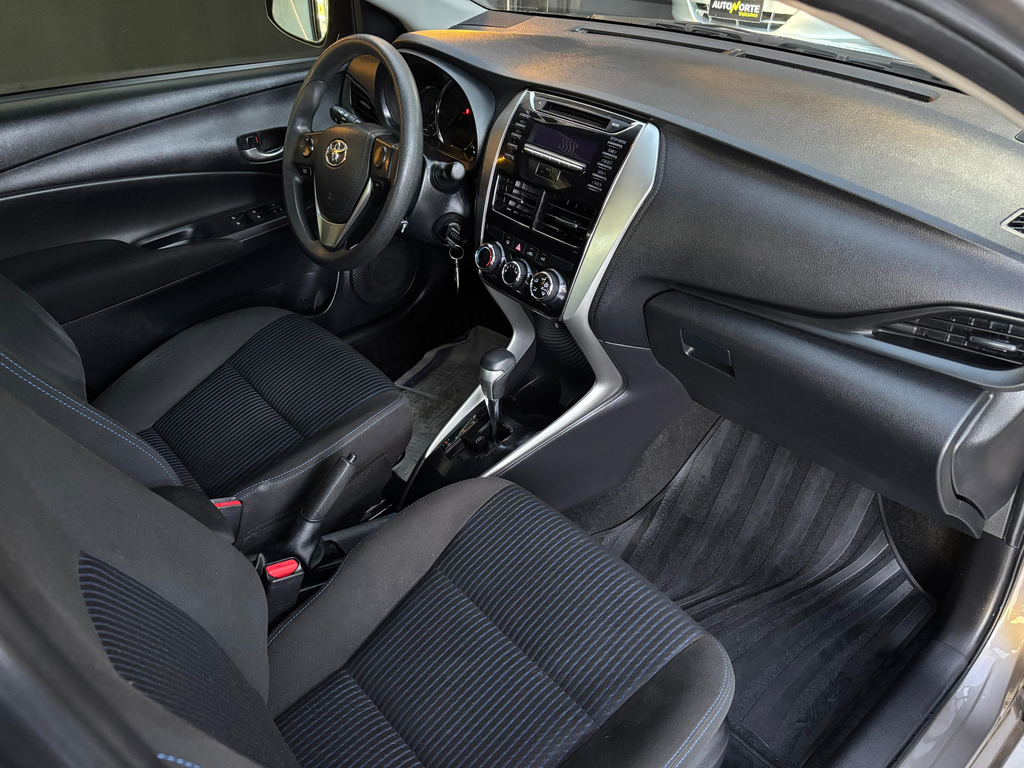 Toyota Yaris Sedan Cinza
