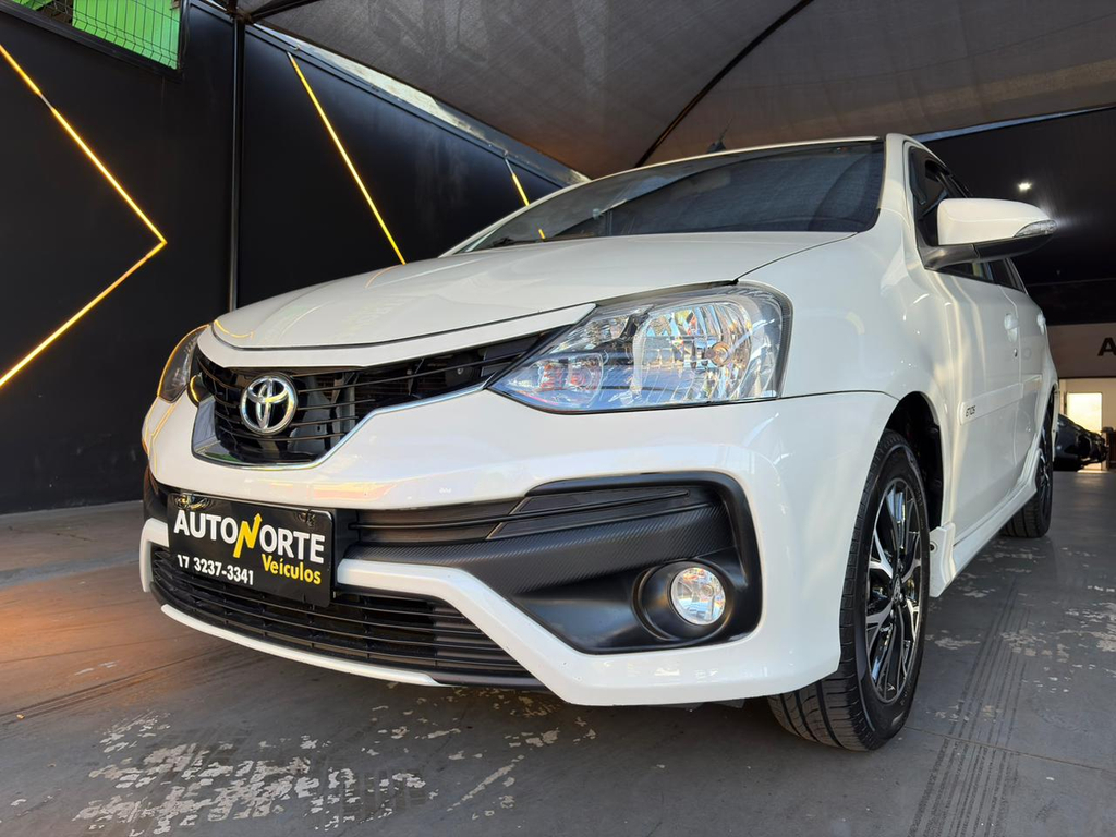Toyota Etios Sedan Branco