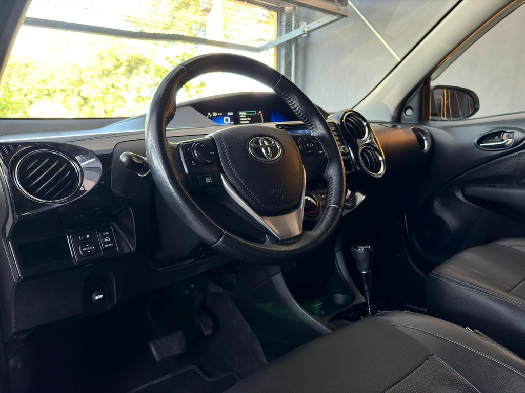 Toyota Etios Sedan Branco