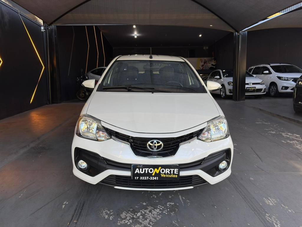 Toyota Etios Sedan Branco