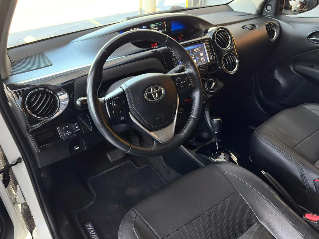 Toyota Etios Sedan Branco