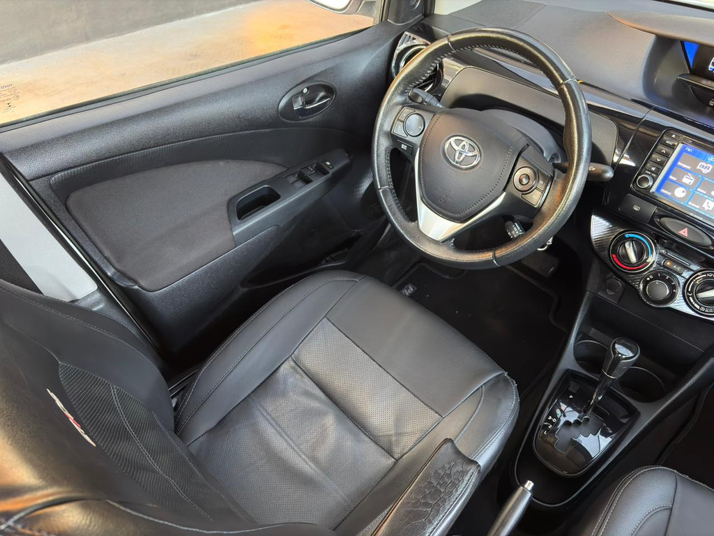Toyota Etios Sedan Branco