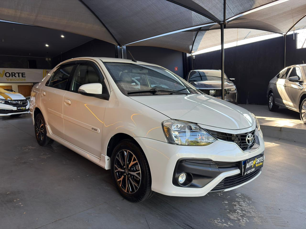 Toyota Etios Sedan Branco