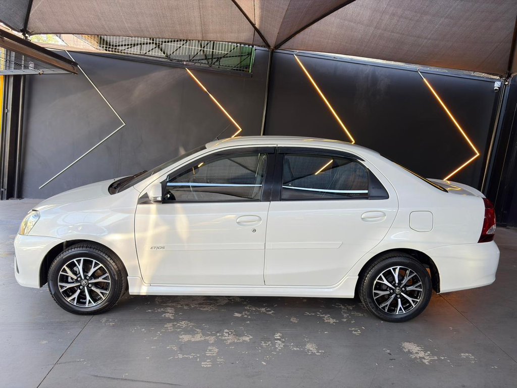 Toyota Etios Sedan Branco