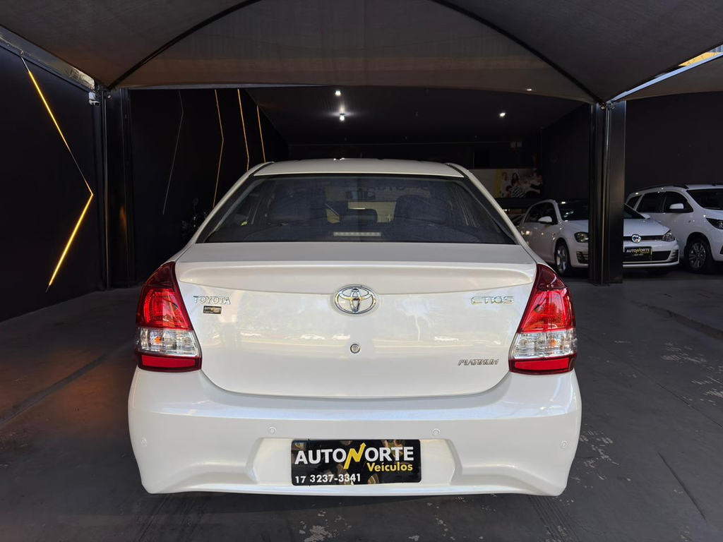Toyota Etios Sedan Branco