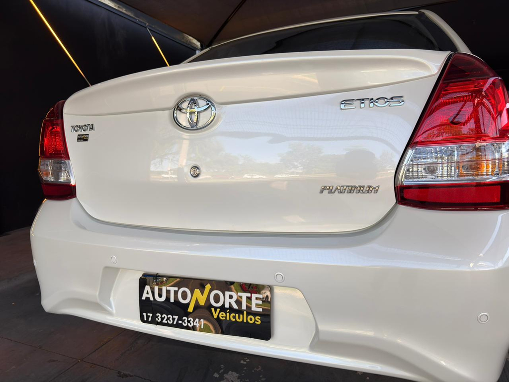 Toyota Etios Sedan Branco