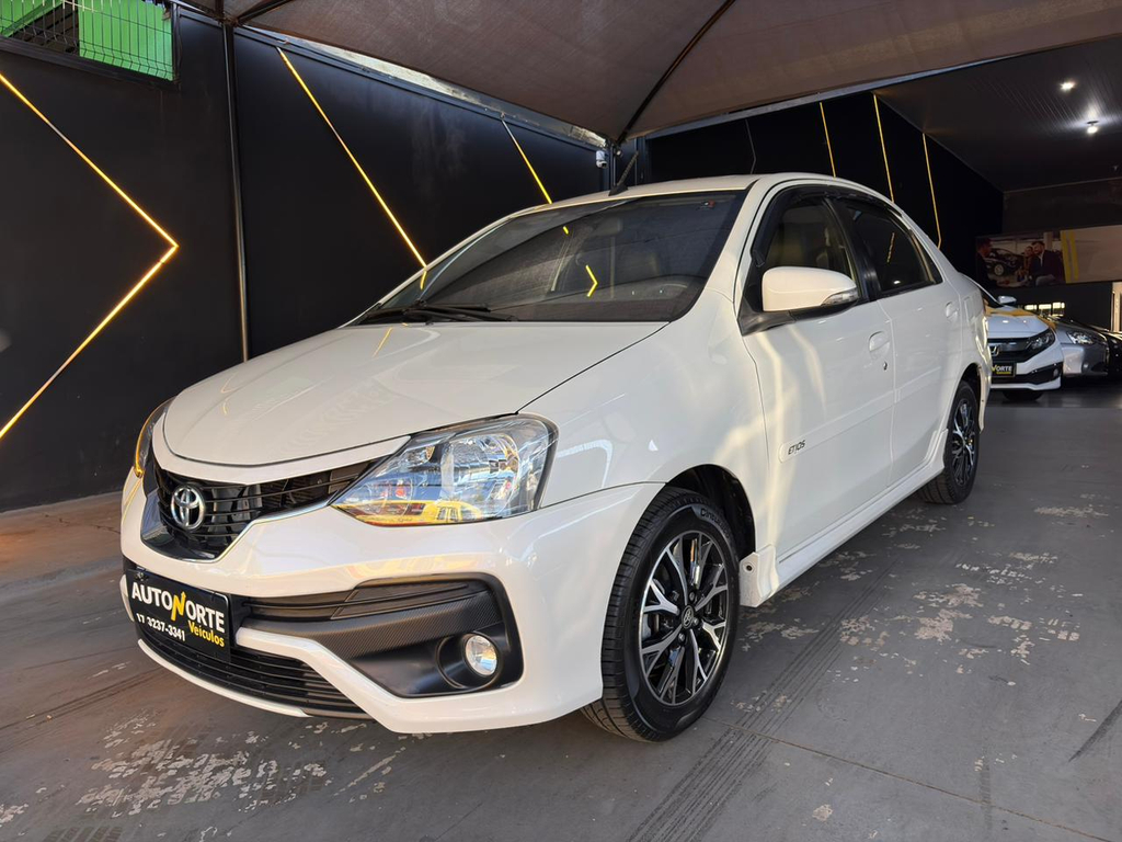 Toyota Etios Sedan Branco