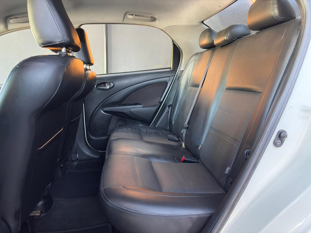 Toyota Etios Sedan Branco
