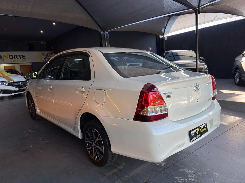 Toyota Etios Sedan Branco