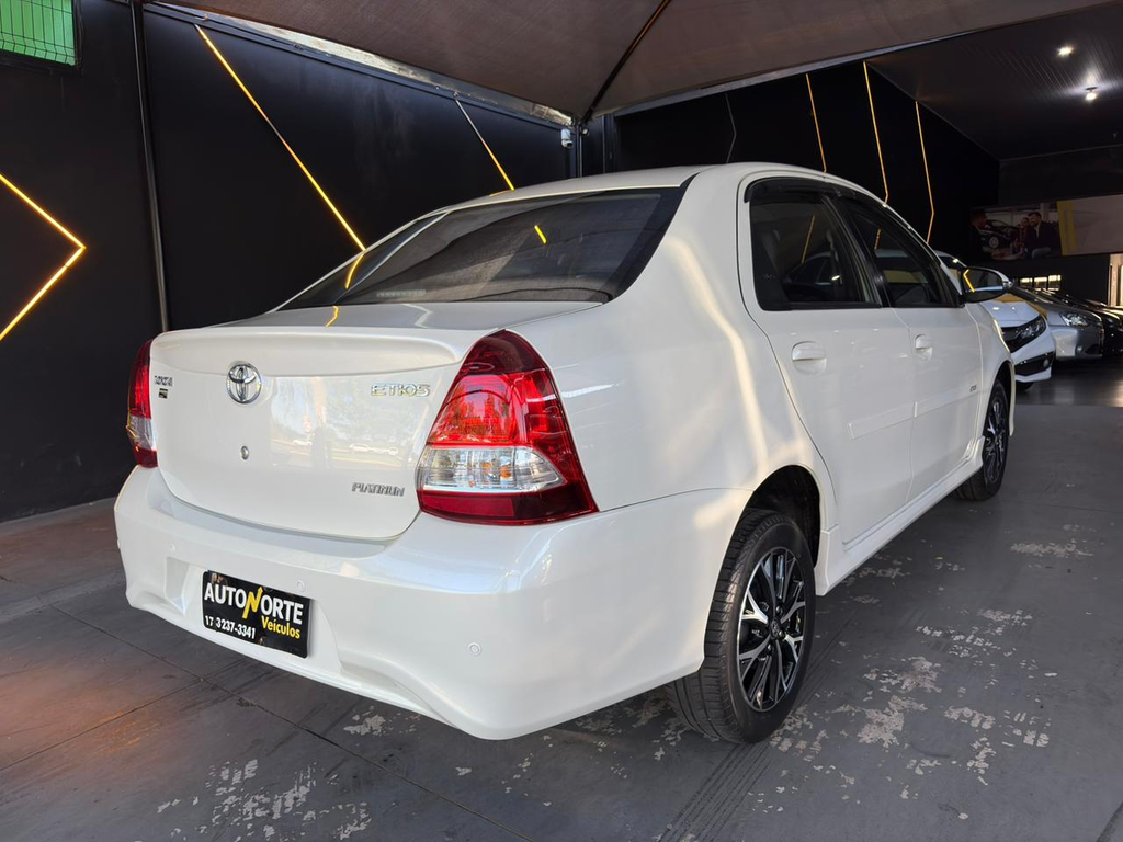 Toyota Etios Sedan Branco