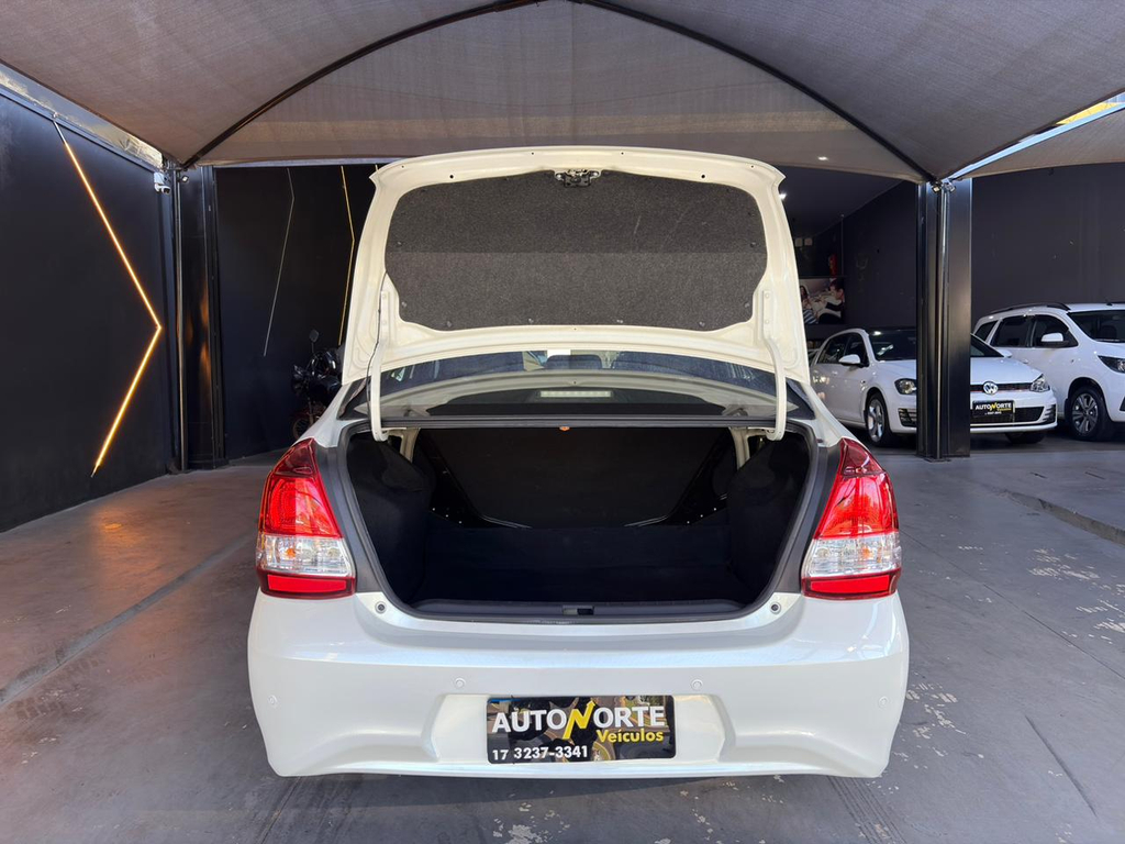 Toyota Etios Sedan Branco