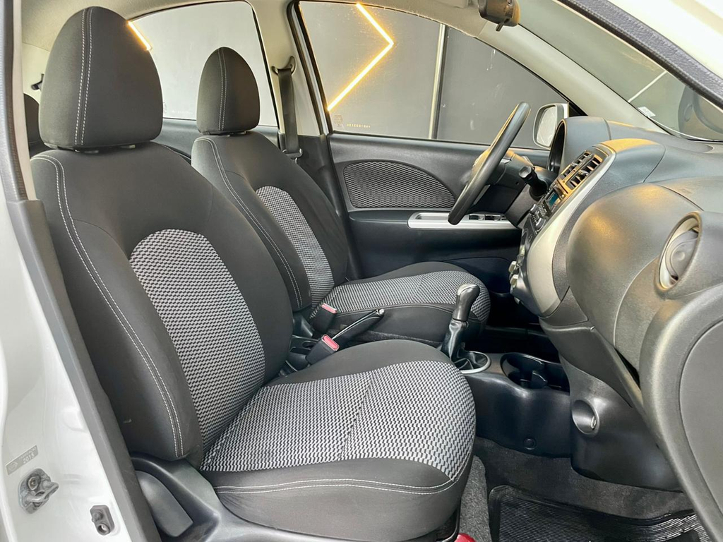 Nissan March Branco