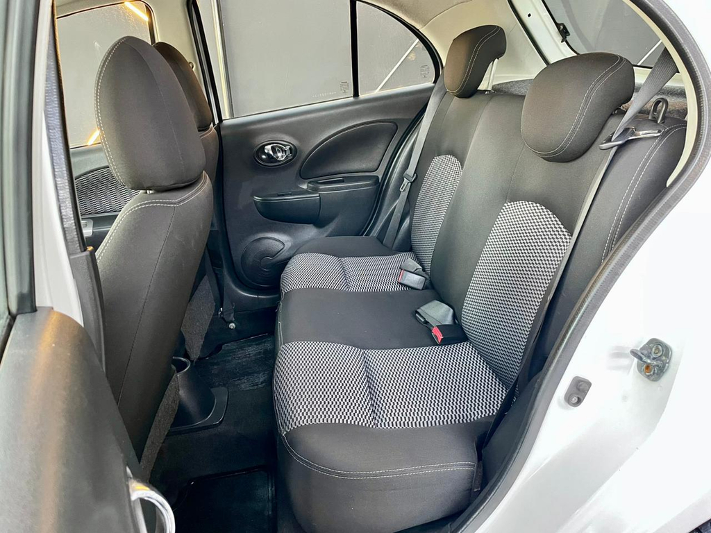Nissan March Branco