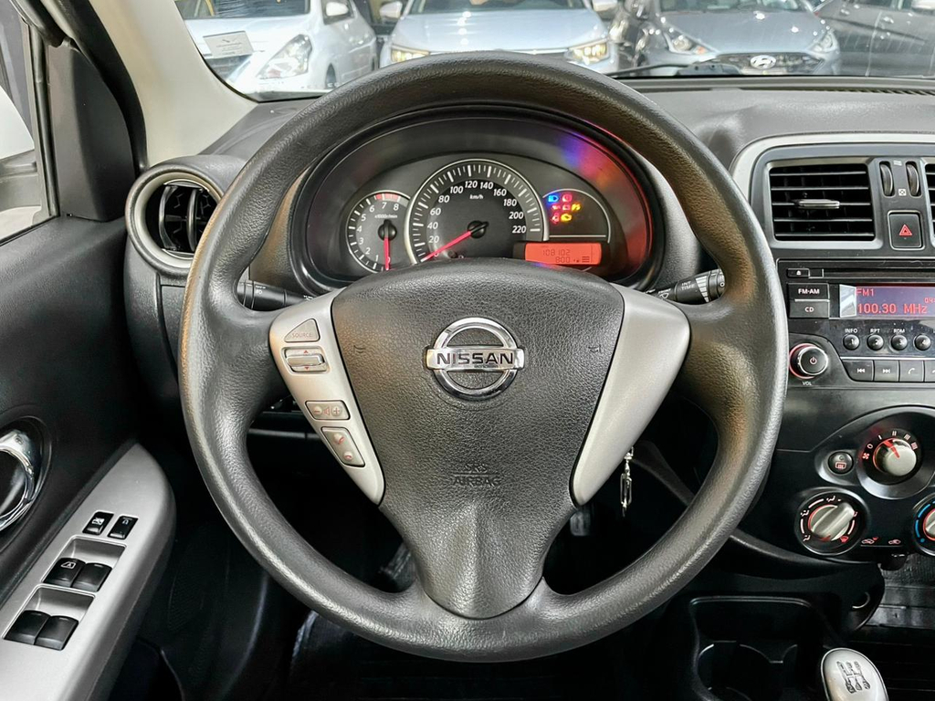 Nissan March Branco