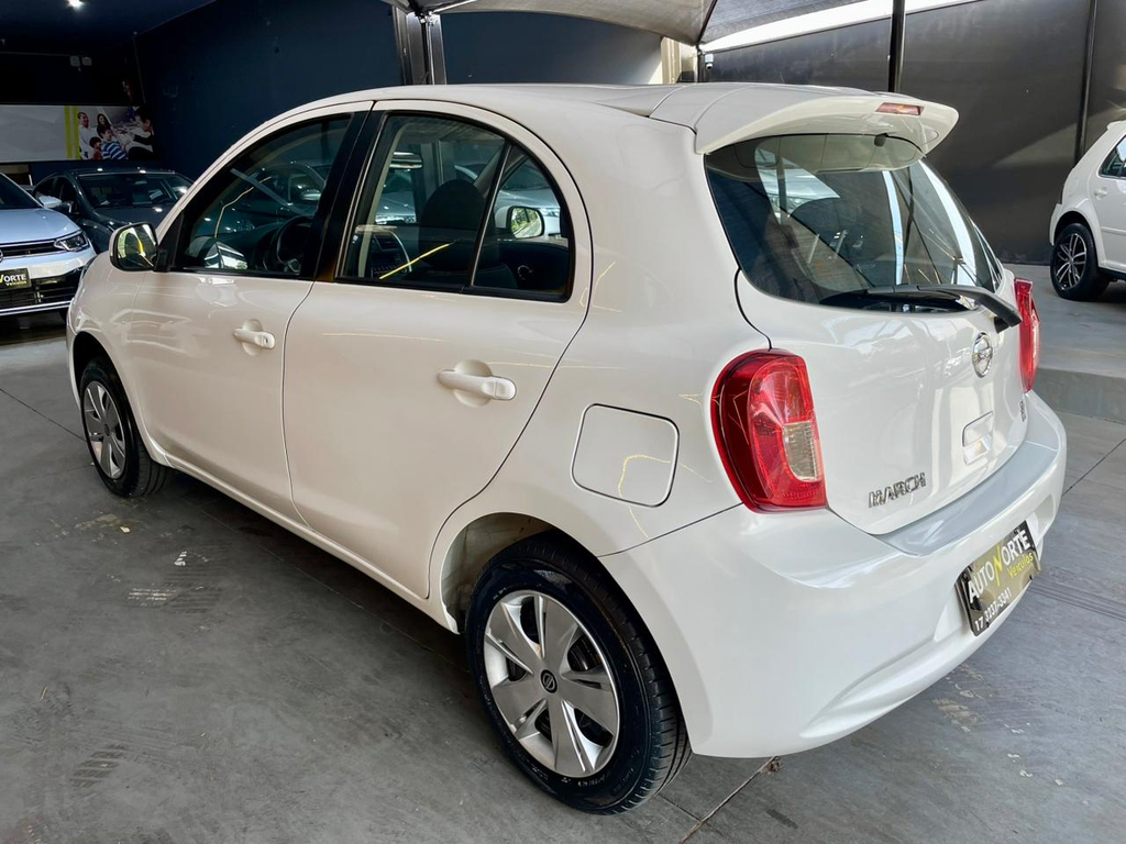 Nissan March Branco