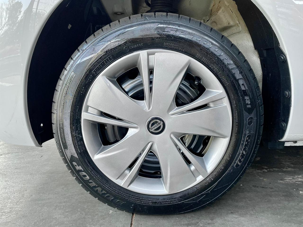 Nissan March Branco