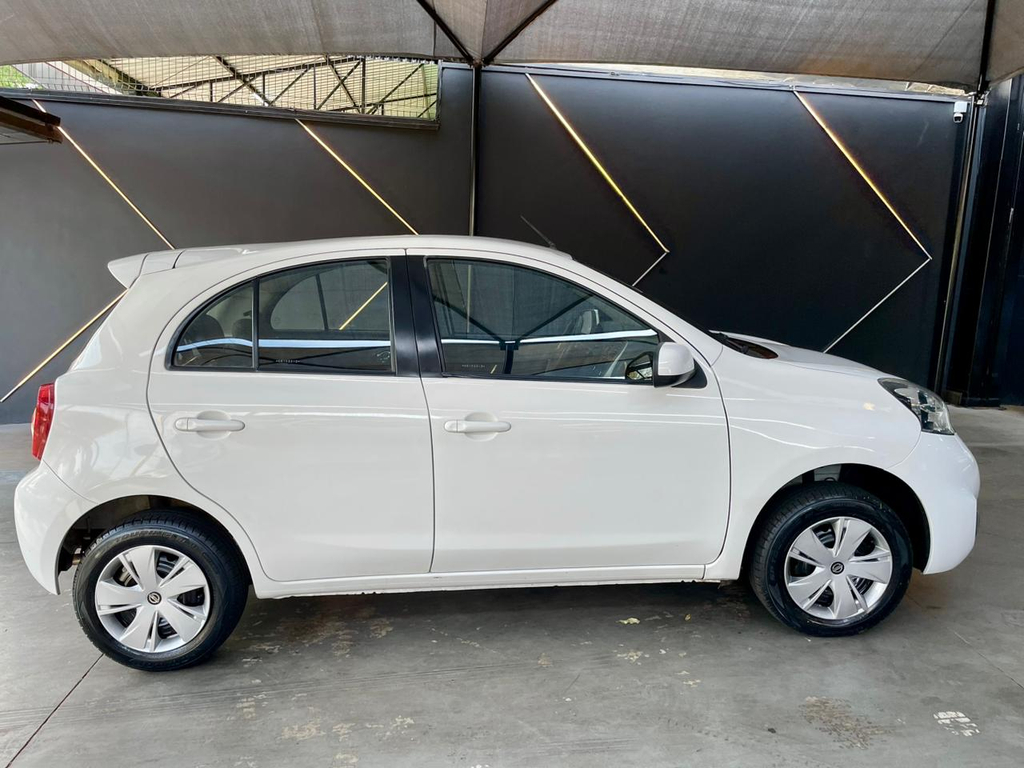 Nissan March Branco