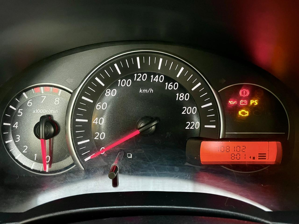 Nissan March Branco