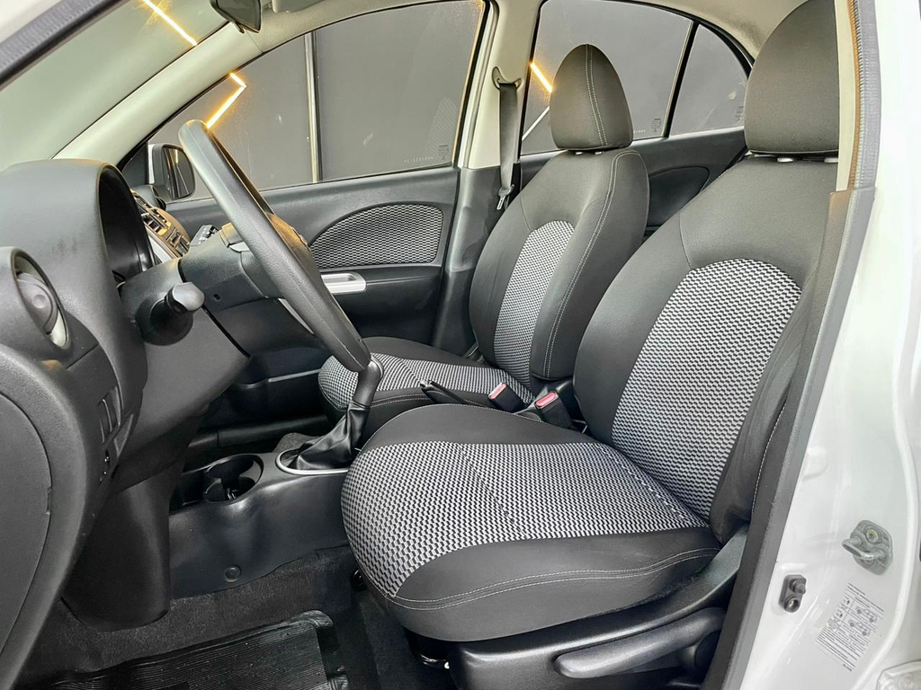 Nissan March Branco
