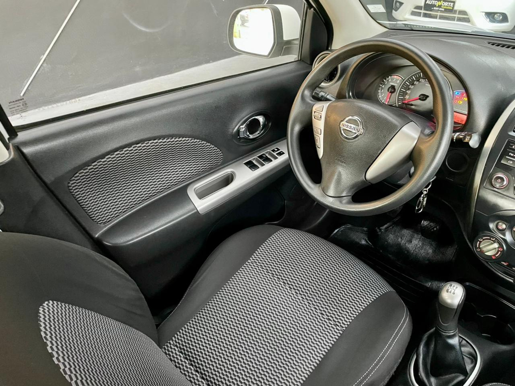 Nissan March Branco