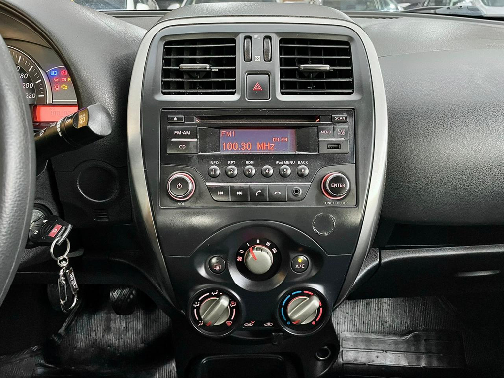 Nissan March Branco