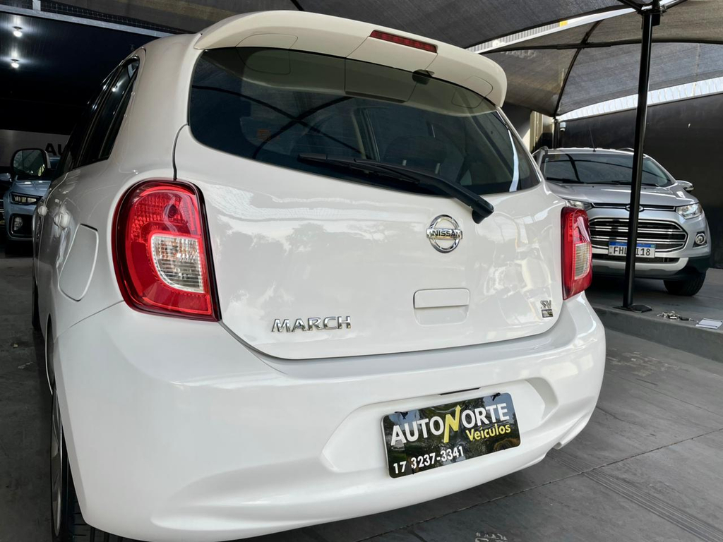 Nissan March Branco