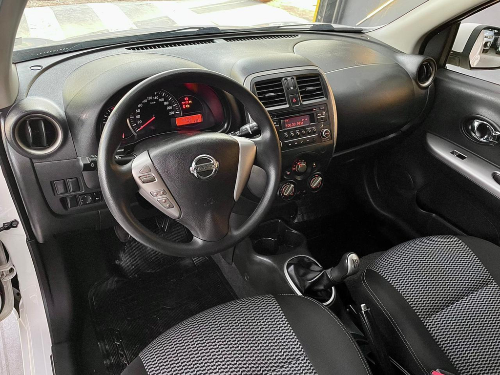 Nissan March Branco