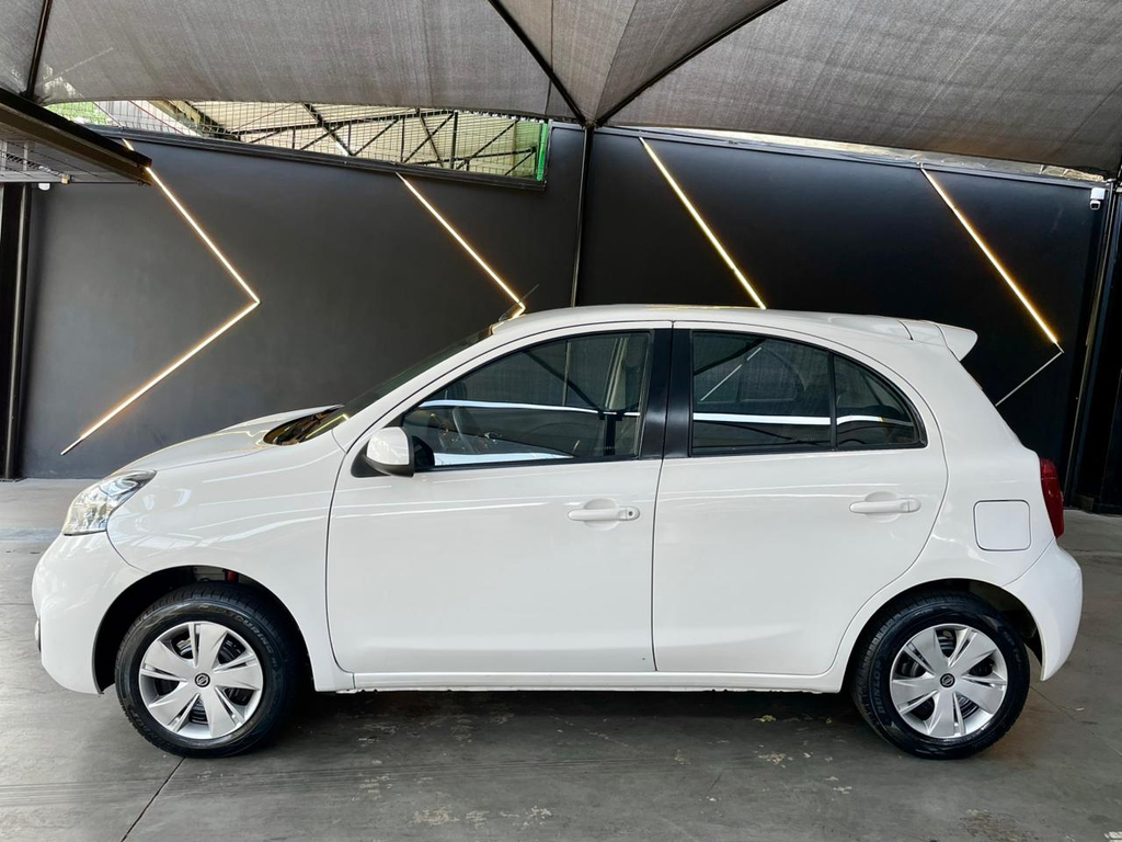 Nissan March Branco