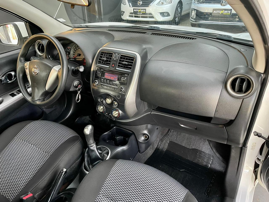 Nissan March Branco