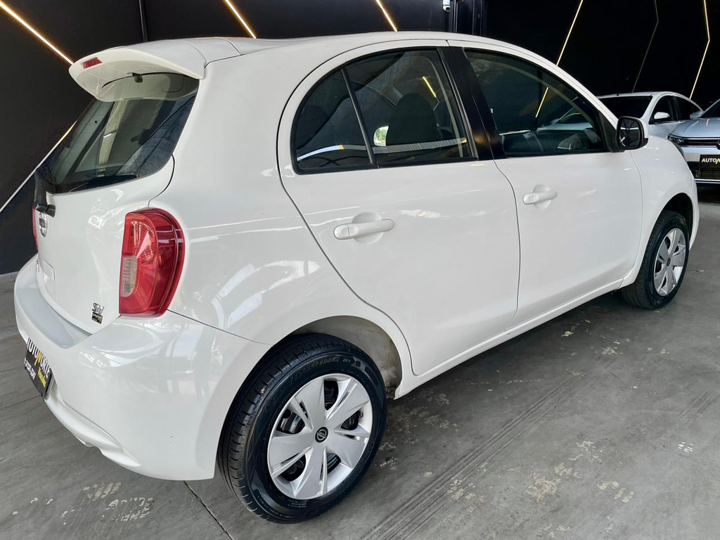 Nissan March Branco