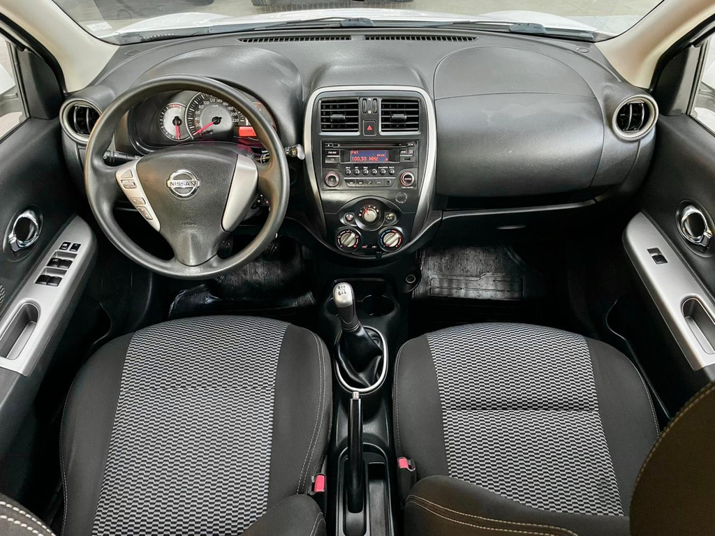 Nissan March Branco